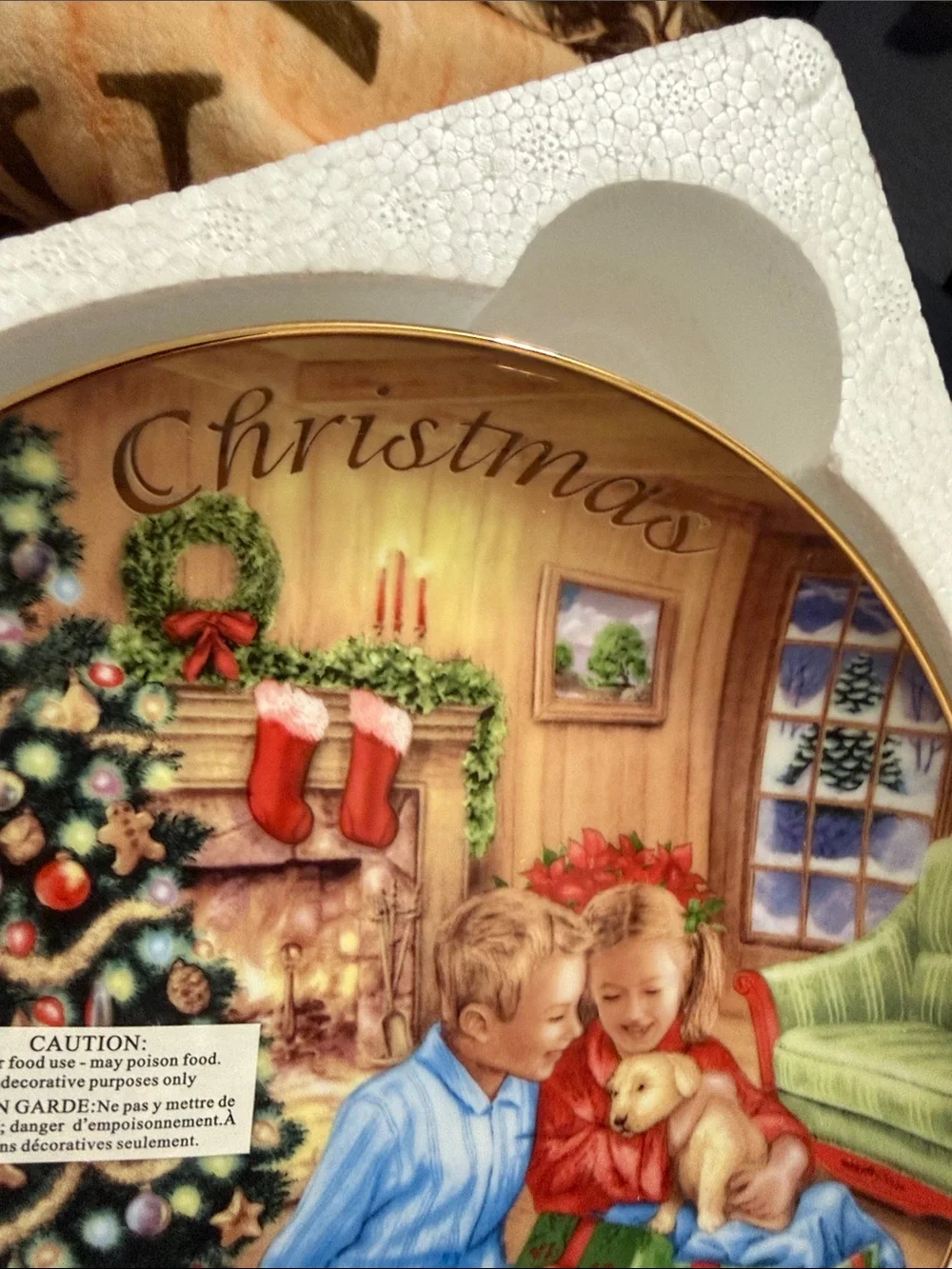 Avon 2009 Holiday Decorative Collector Plate - 22k Hold rim.